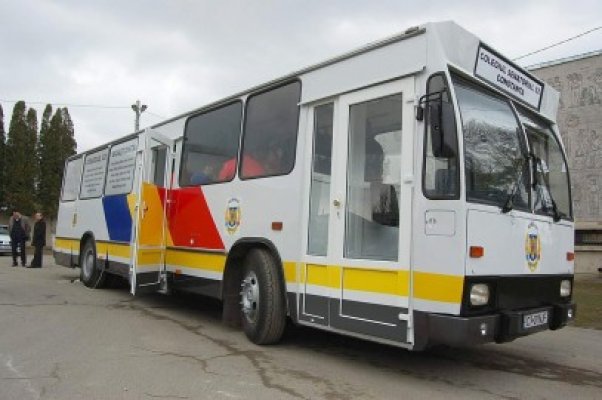 Povestea autobuzului transformat în cabinet senatorial mobil: Moga-mobilul